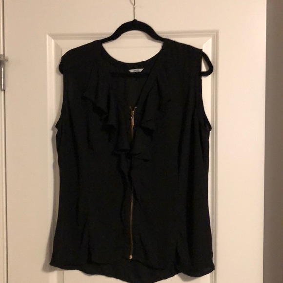 ⭐️5 for $25⭐️ 
Black sleeveless shirt w/ zipper details - Picture 1 of 1